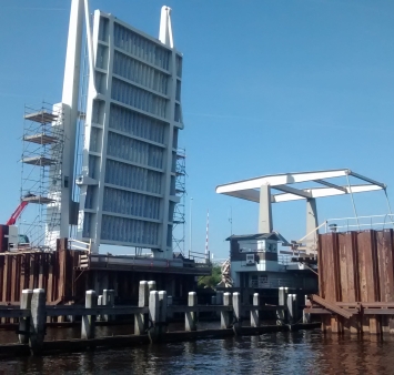Klappbrücke Meppelerdiep Schleusekomplex erfolgreich installiert