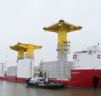 Gigantische funderingen voor Deens offshore windpark Kriegers Flak verlaten haven van Oostende